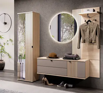 Garderoben-Set mit Spiegel, Schuhschrank und Hakenleiste im Flur.